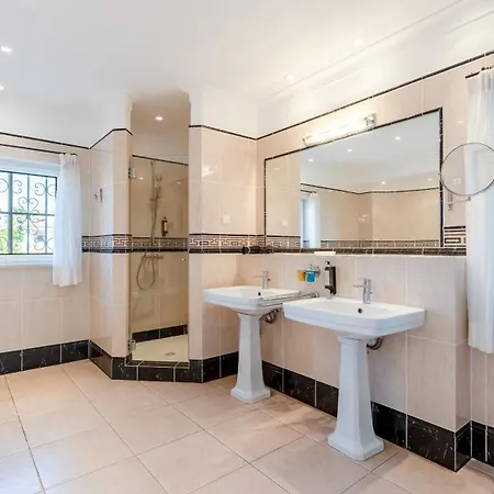 Bright 3 Bdr Duplex House With Pool By Lovelystay *