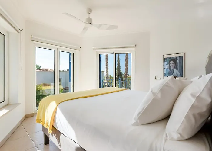 Bright 3 Bdr Duplex House With Pool By Lovelystay Willa