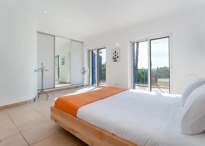 Bright 3 Bdr Duplex House With Pool By Lovelystay Willa