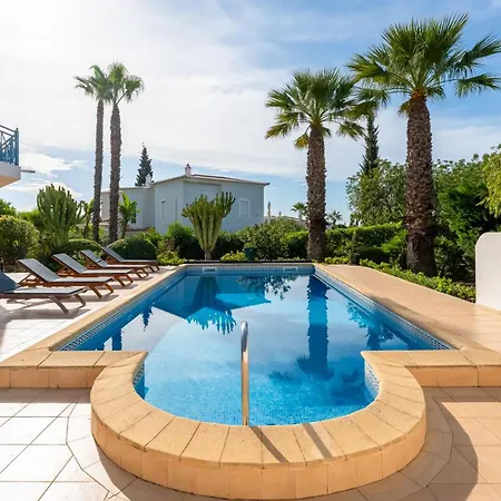 Villa W Pool, Garden, Sea View & Fiber Internet *