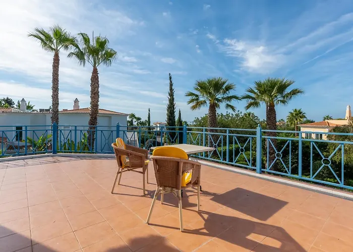 Bright 3 Bdr Duplex House With Pool By Lovelystay