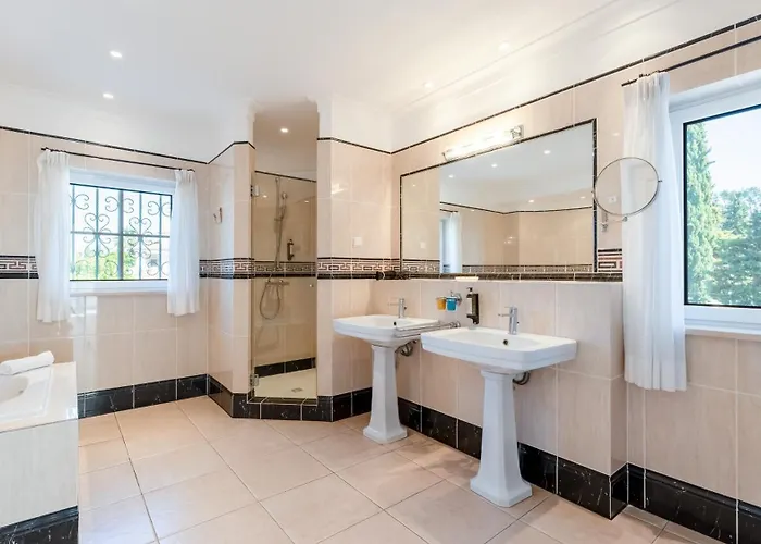 Bright 3 Bdr Duplex House With Pool By Lovelystay *