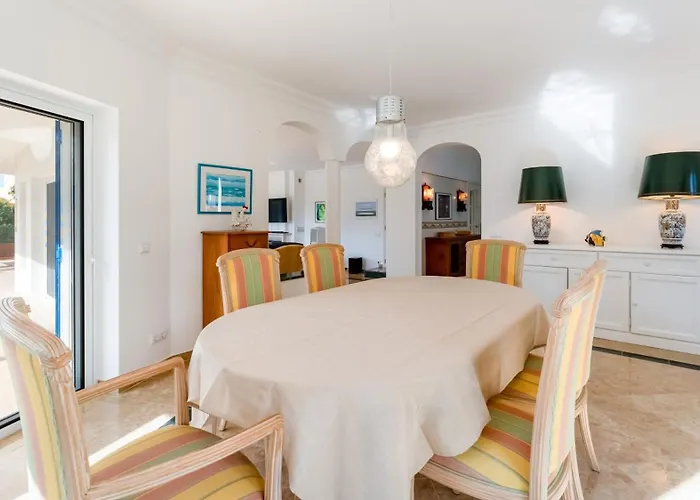 Bright 3 Bdr Duplex House With Pool By Lovelystay