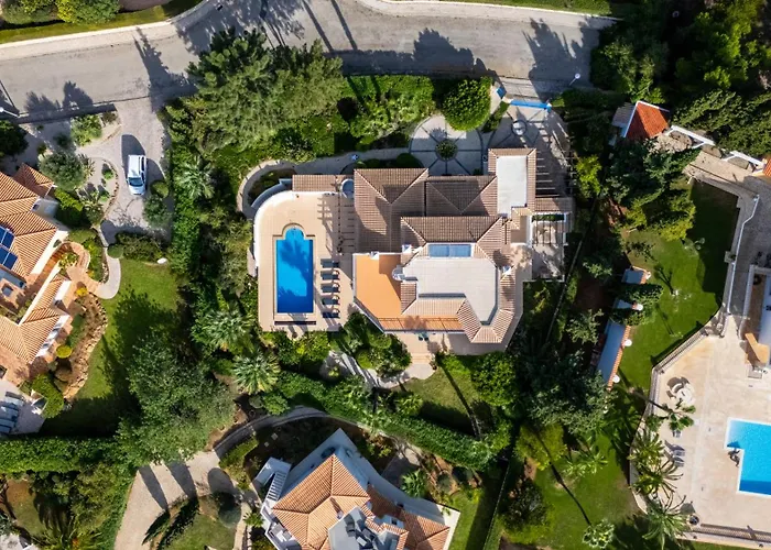 Villa Bright 3 Bdr Duplex House With Pool By Lovelystay *