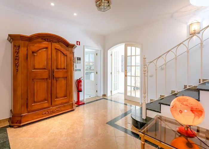 Bright 3 Bdr Duplex House With Pool By Lovelystay *