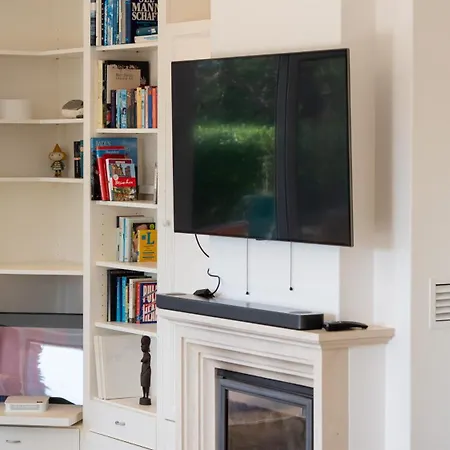 Βίλα Bright 3 Bdr Duplex House With Pool By Lovelystay